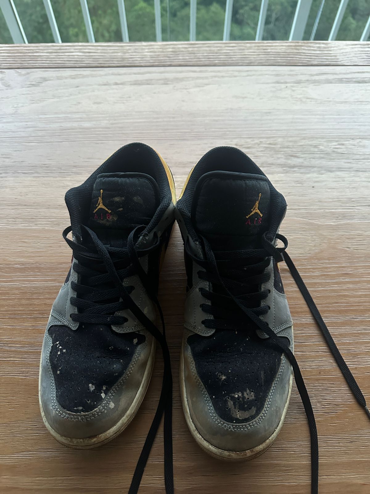 Nike Jordan 1 Low manchado antes da higienização