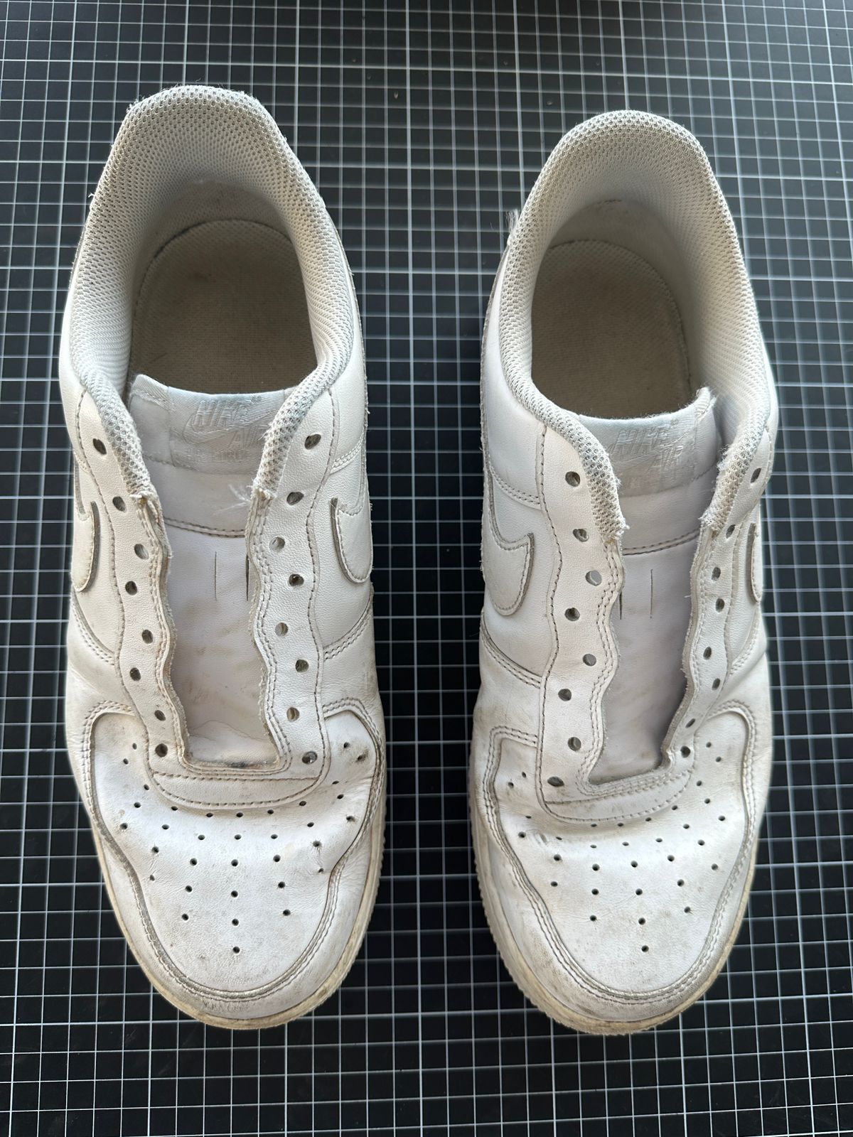 Nike Air Force 1 branco encardido antes da higienização